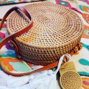 Snap Closure Straw Circle Tote Handbag with White Tassle